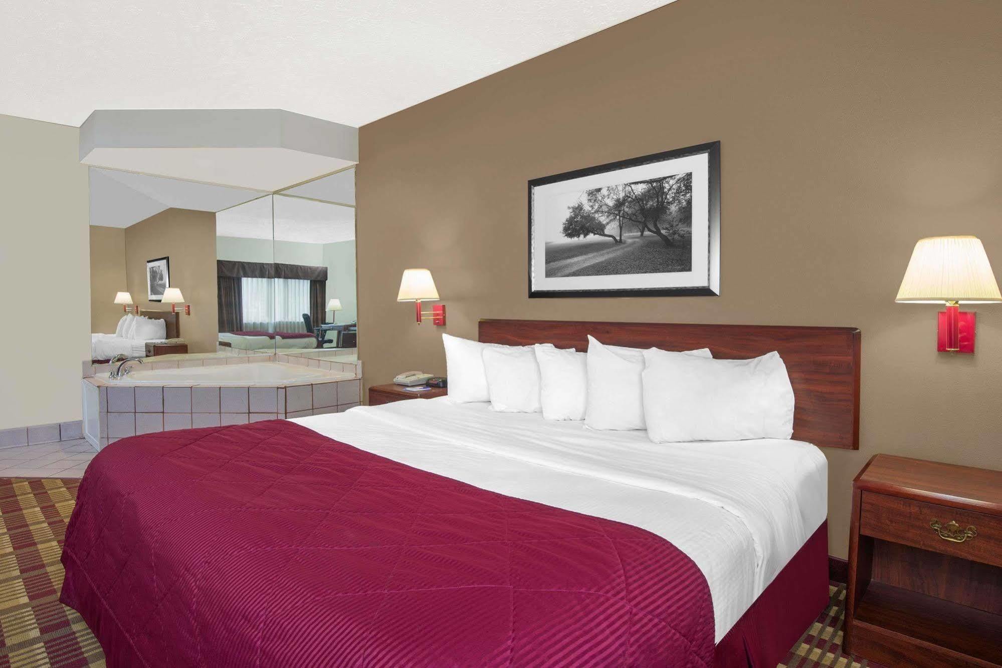 Baymont By Wyndham Boston Heights/Hudson Hotel Kültér fotó