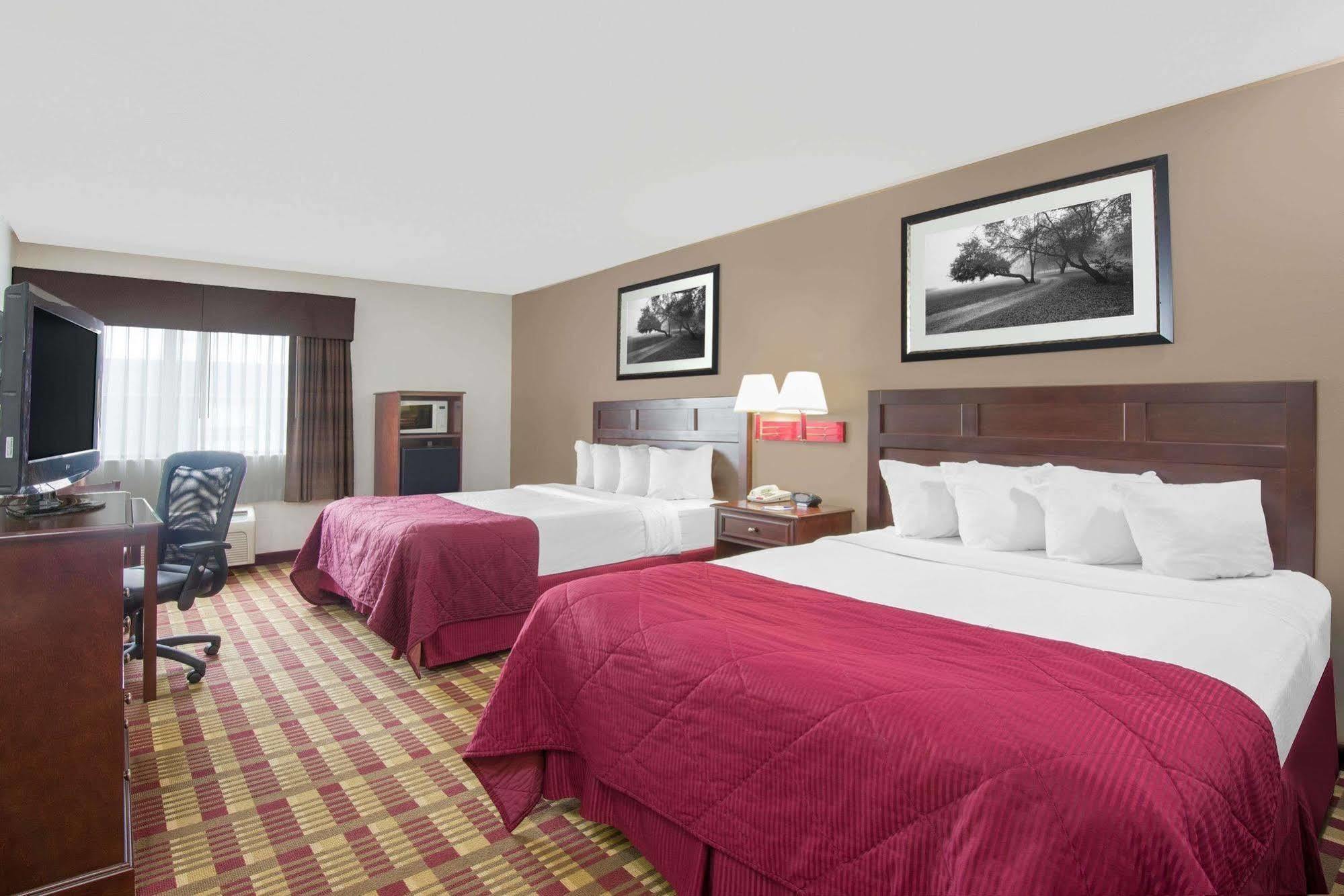 Baymont By Wyndham Boston Heights/Hudson Hotel Kültér fotó